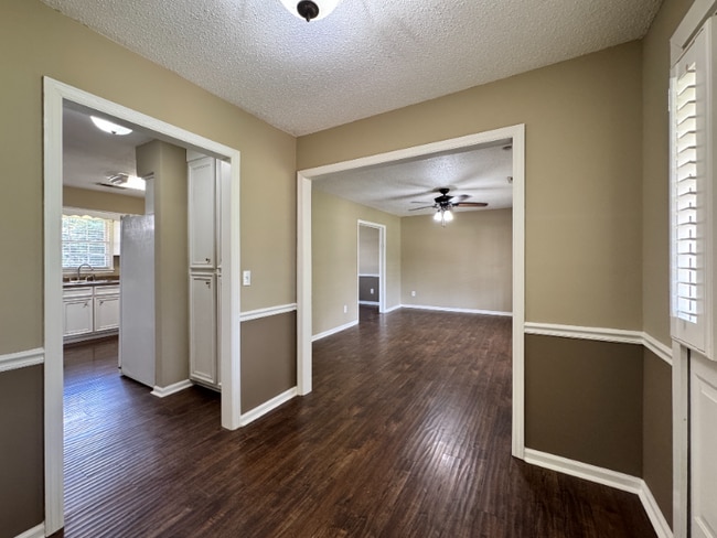 Building Photo - 2406 Greenbrier Dr