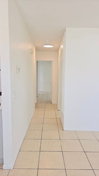 Building Photo - 892 Robin Dr