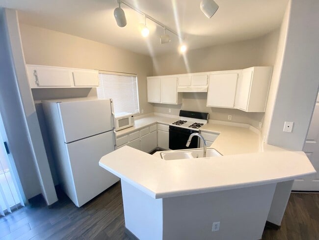 Building Photo - Gated Community Comfort – 2 Bed, 2 Bath Be...