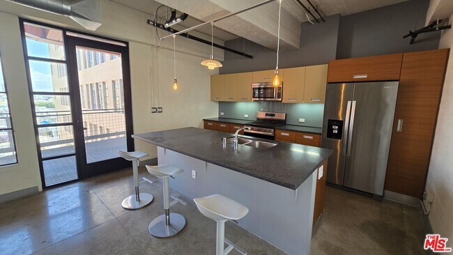 Building Photo - 746 S Los Angeles St