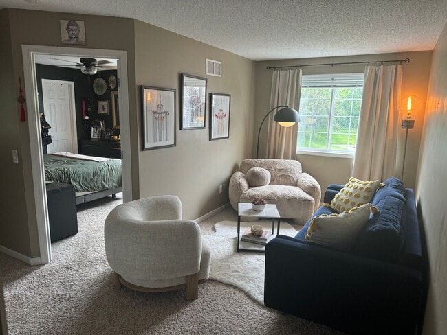 Building Photo - Updated 2 Br / 2 Ba End Unit TH w/ 2-Car G...