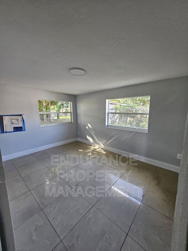 Building Photo - 809 W 5th St