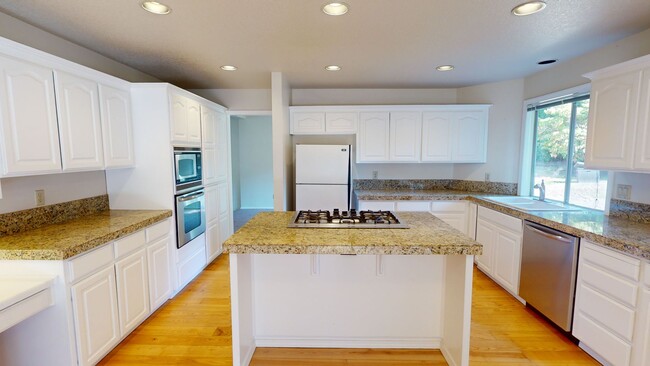 Building Photo - Prime Mountain Park Location! Minutes to D...