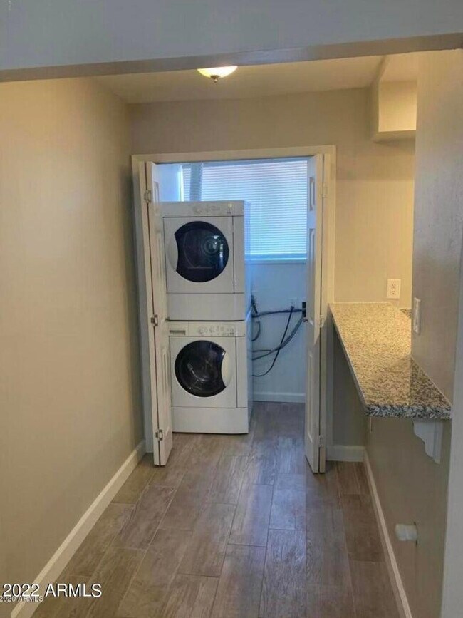 Building Photo - 461 W Holmes Ave