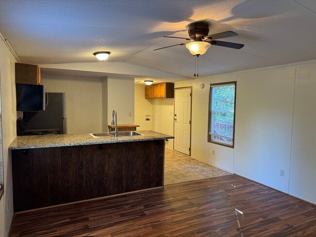 Building Photo - Two Bedroom Trailer in Maiden