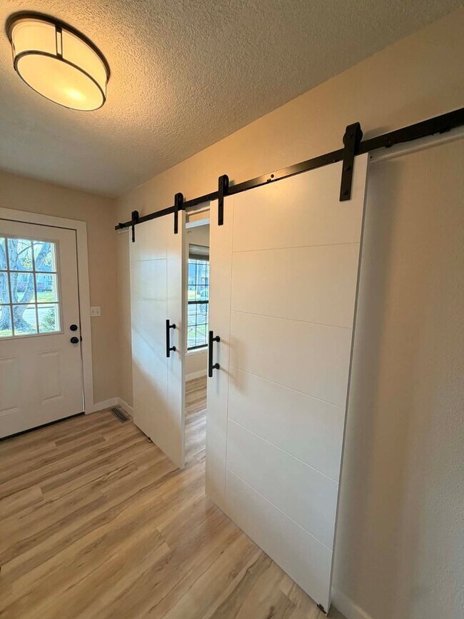 Building Photo - COMING SOON: COMFORT MEETS STYLE IN THIS SPACIOUS BEAUTIFUL 3 BEDROOM / 2 BATHROOM WITH XTRA ROOM...