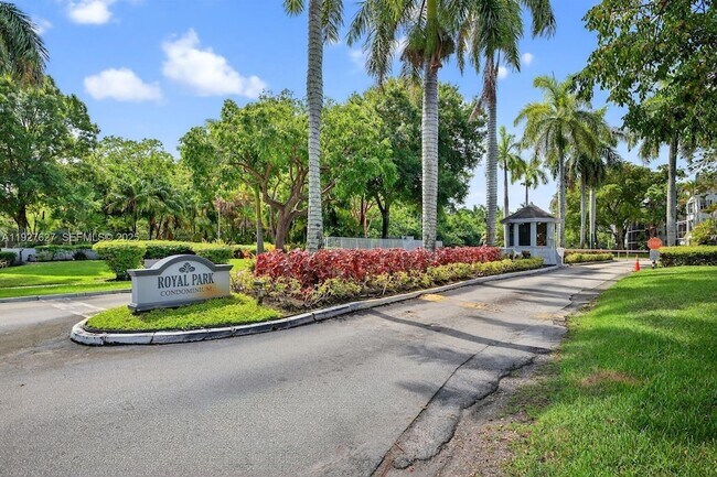 Building Photo - 116 Royal Pk Dr