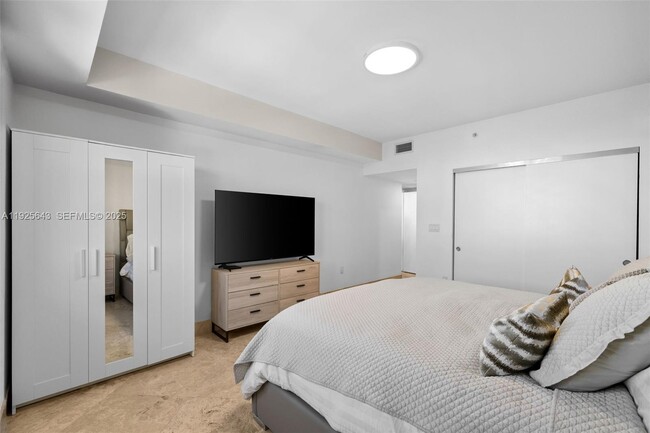 Building Photo - 19900 E Country Club Dr