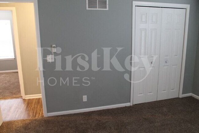 Building Photo - 1700 Briarwood Ln