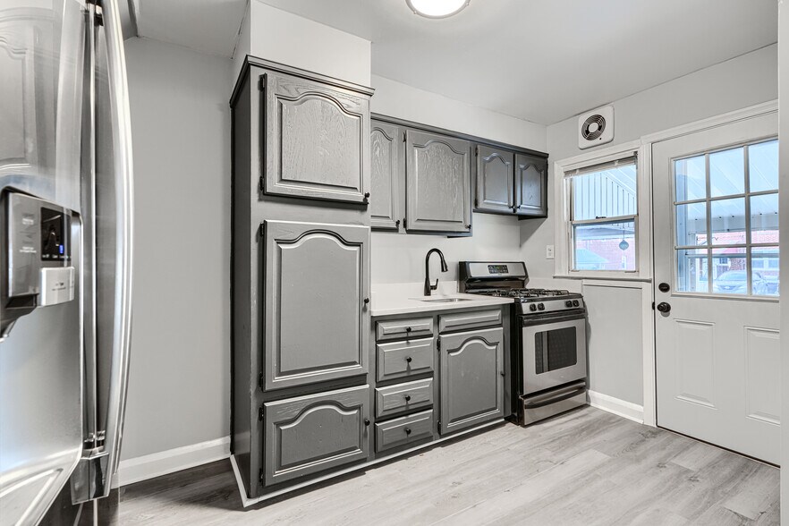 Building Photo - 2123 Graythorn Rd