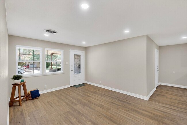 Building Photo - 2949 Hollandale Ln