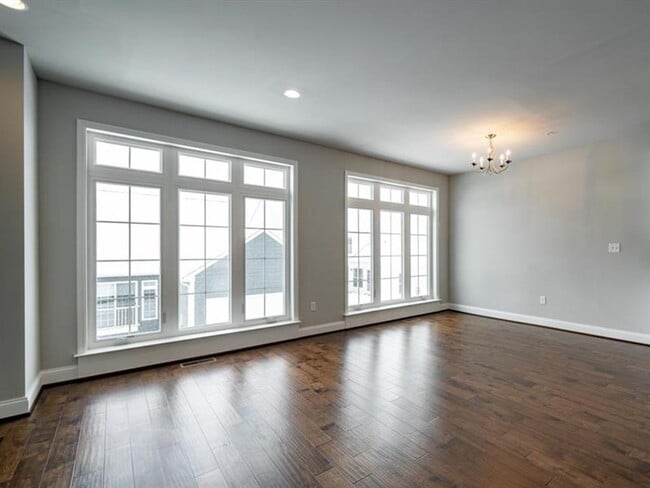 Building Photo - 3 bed 2.5 bath - Luxury Living Meets Subur...