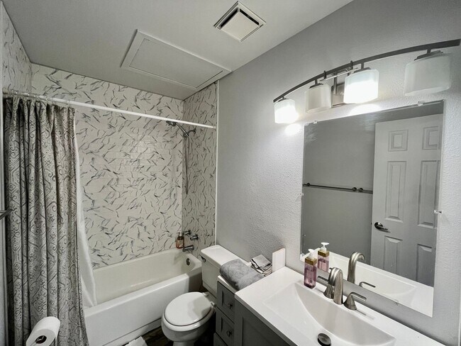 Building Photo - 7618 Lexington Manor Dr