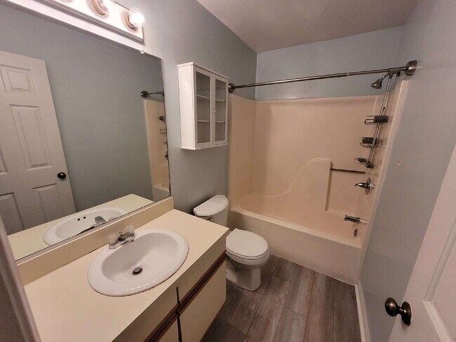 Building Photo - 2 Bedroom Condo Near Chicks Beach!