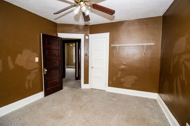 Building Photo - 9711 Parmelee Ave