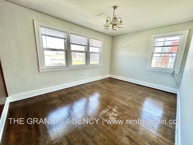 Building Photo - 202 Elm Ave