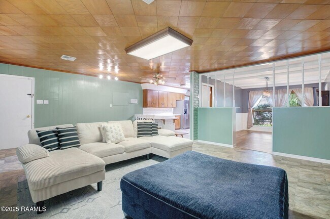 Building Photo - 681 Emar Dr