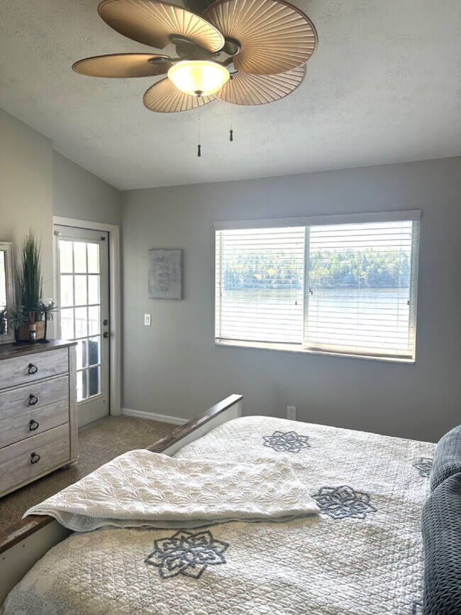 Building Photo - Fully Furnished Waterfront Condo For Rent!