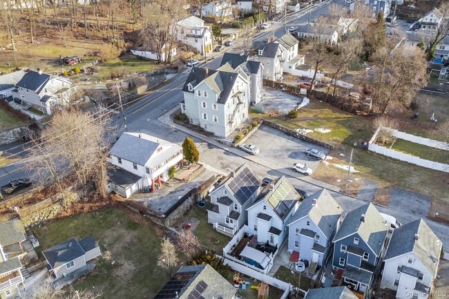 Building Photo - 983 Warren Ave