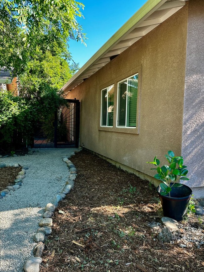 Building Photo - Spacious 1 Bedroom with RIVER TRAIL ACCESS!!