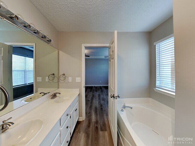 Building Photo - 753 Jaywood Dr