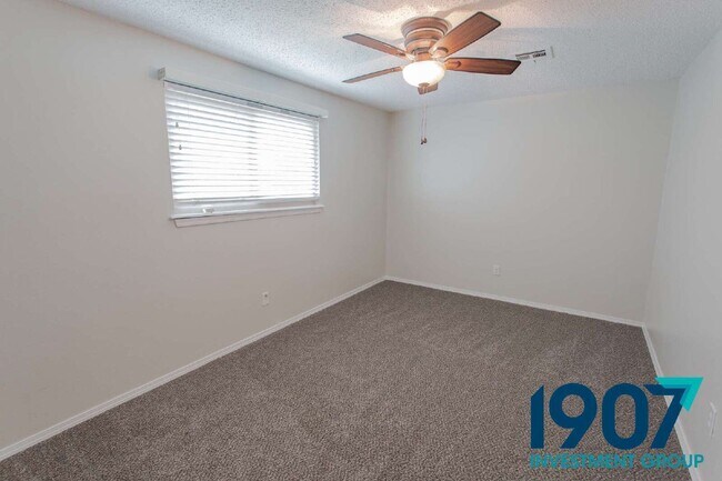 Building Photo - 1201 Kings Ct