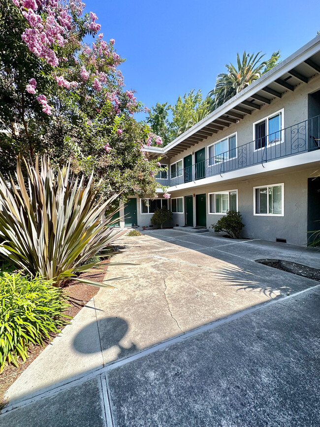 Building Photo - Four Palms