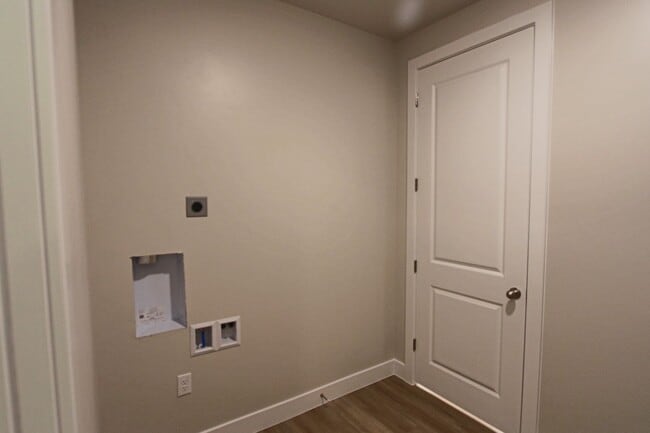 Building Photo - LIKE NEW: 2170+ SQFT and majestic VIEWS  3 Br 2.5 Ba 2 Car garage