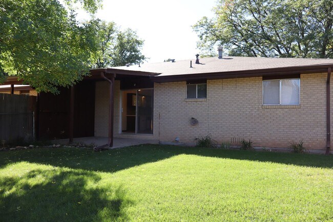 Building Photo - 1604 Larch St