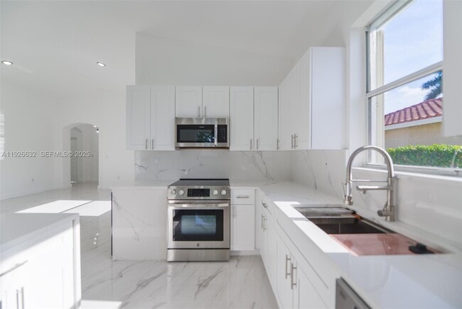 Building Photo - 5290 SW 134th Ave