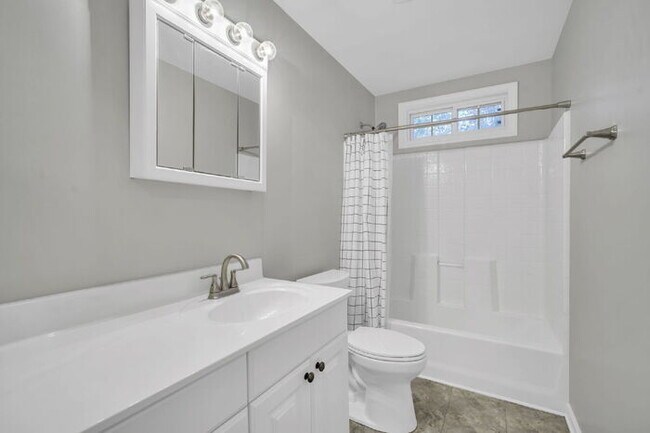 Building Photo - Charming 3BR/3BA Home with Lawn Care Included - Prime Simpsonville Location!