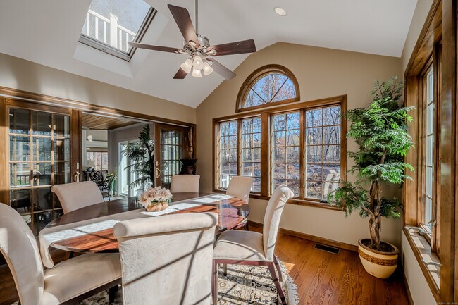 Building Photo - 723 Laurie Ln