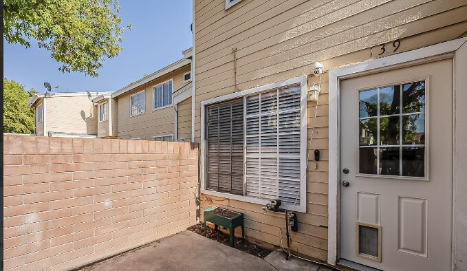 Building Photo - 625 S Westwood