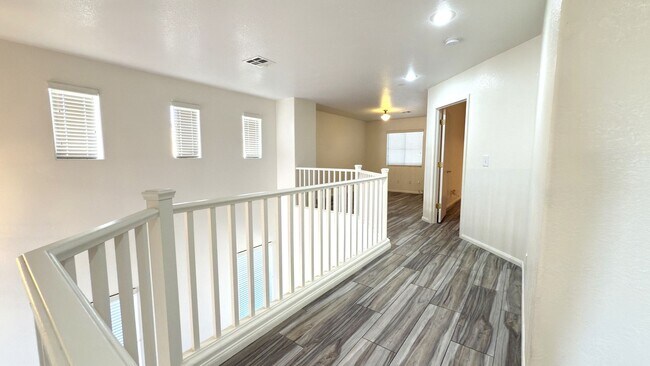 Building Photo - 10631 Streamside Ave