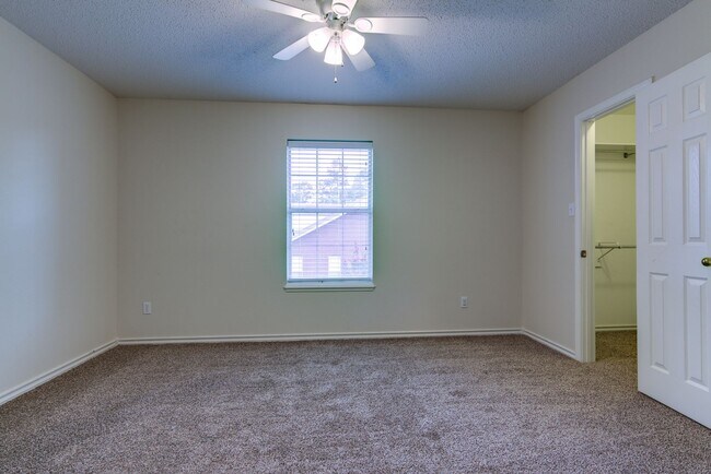 Building Photo - Townhome on Skyline Boulevard For Rent!