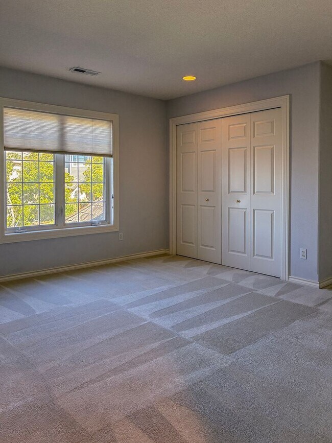Building Photo - 9137 NW McKenna Dr