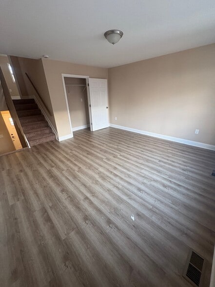 Building Photo - 302 Hendrickson Ln