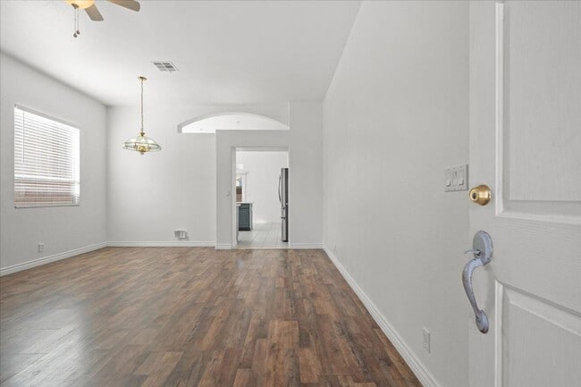 Building Photo - Single Story 3 Bedroom Home with Open Concept