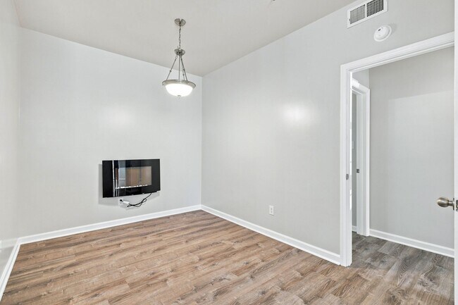 Building Photo - 270 Riverbend Dr