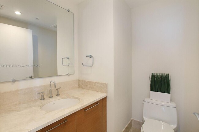 Building Photo - 17001 Collins Ave