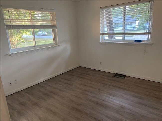 Building Photo - 713 Maple Dr