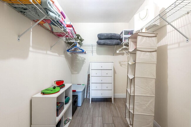 Building Photo - 4143 Palm Forest Dr N