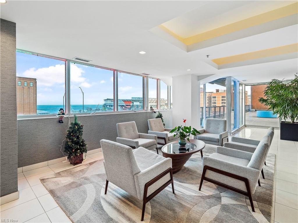 Lobby - 701 W Lakeside Ave