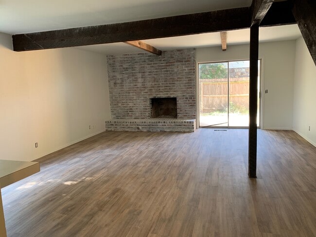 Building Photo - 902 W Edgewater St