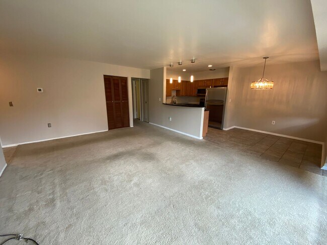 Building Photo - 2 Bedroom Condo with Balcony in a Quiet Building!