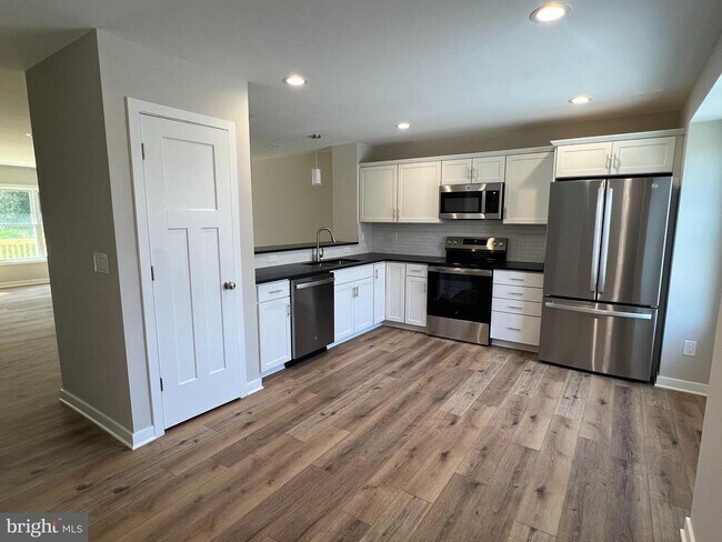 Building Photo - 350 W 11th St