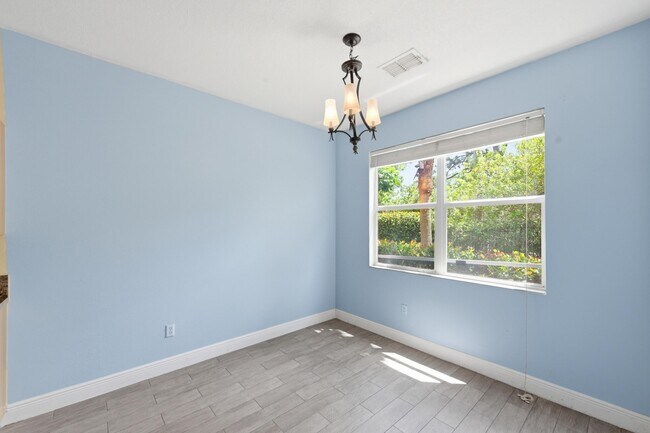 Building Photo - 1810 Seminole Palms Dr