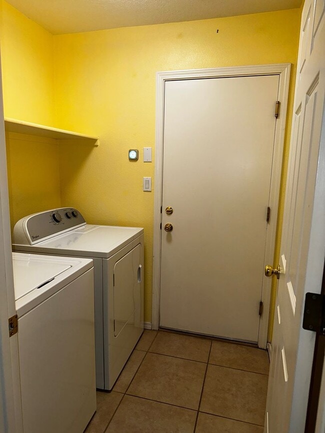 Building Photo - Northern Meadows Cutie!