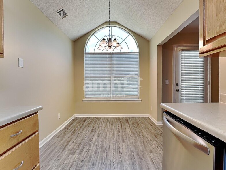 Building Photo - 139 W Tisbury Ln