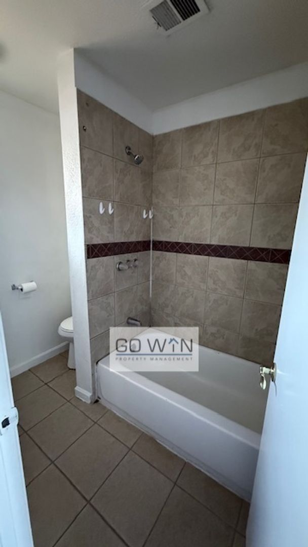 Building Photo - 522 S Mesa Dr